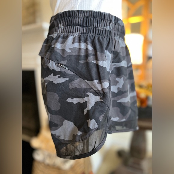 EUC ATHLETA MESH RACER RUN MID RISE 4 SHORT size small - Picture 5 of 9